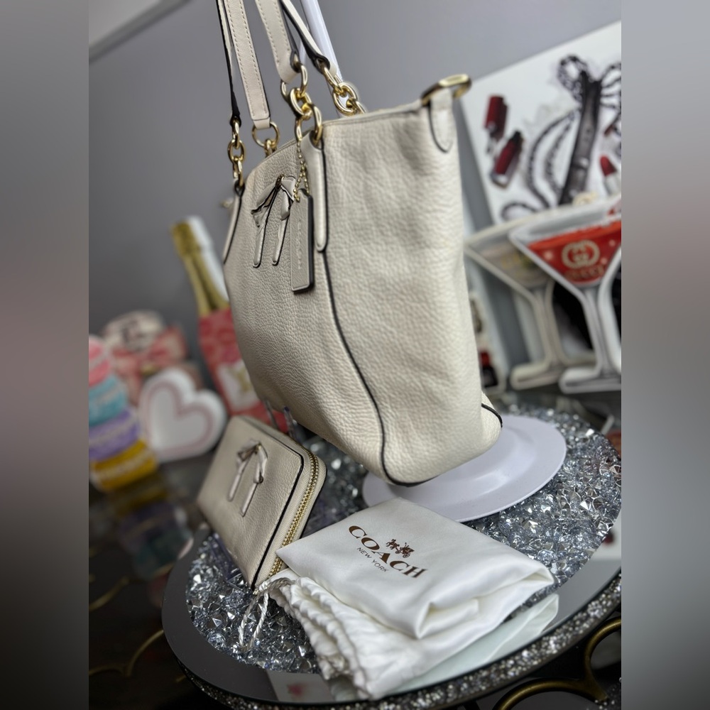 Coach 2018 Small Kelsey bow Satchel w/matching wallet EUC - Picture 9 of 14